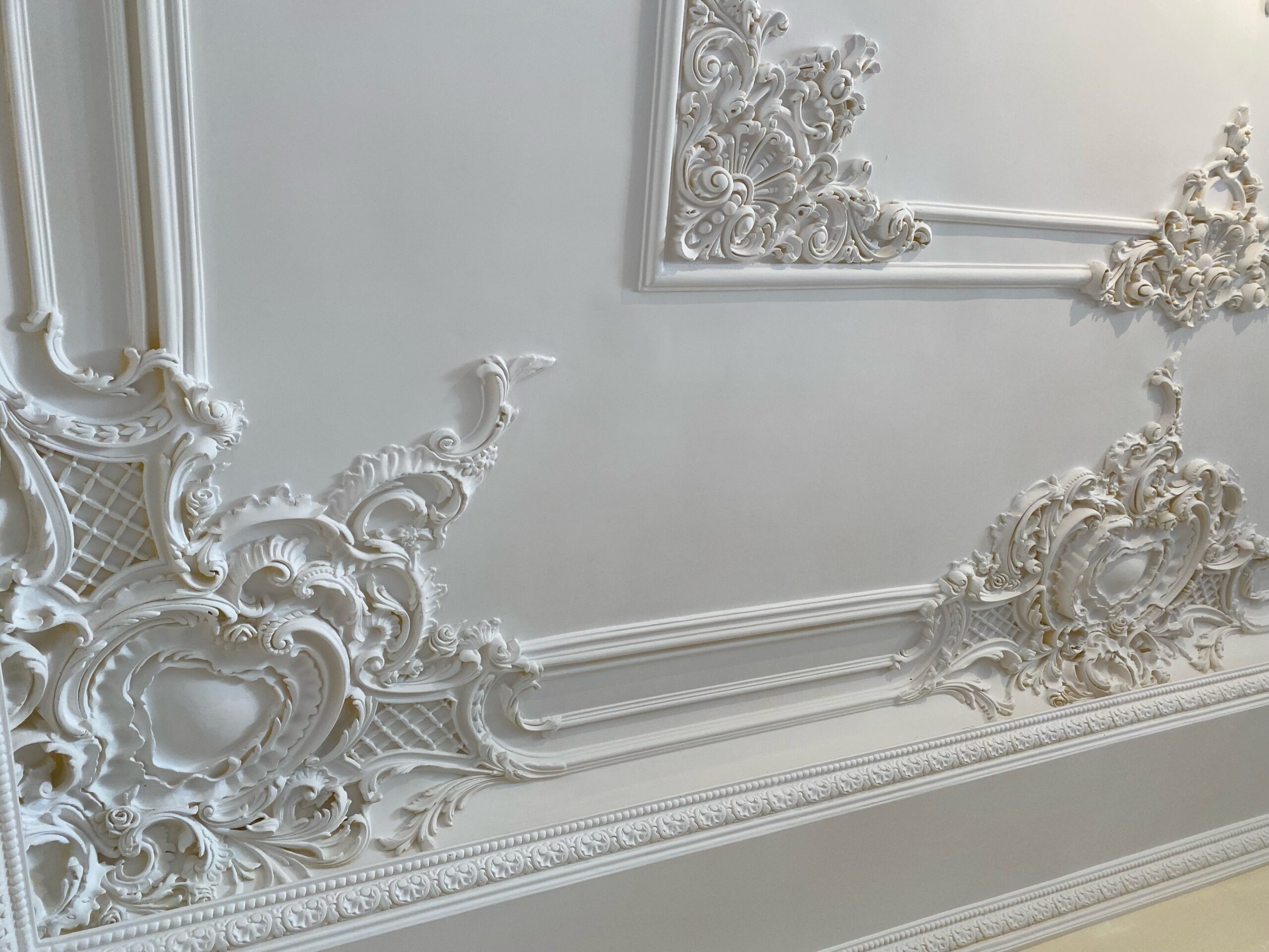Crown molding with additional designs on the ceiling.
